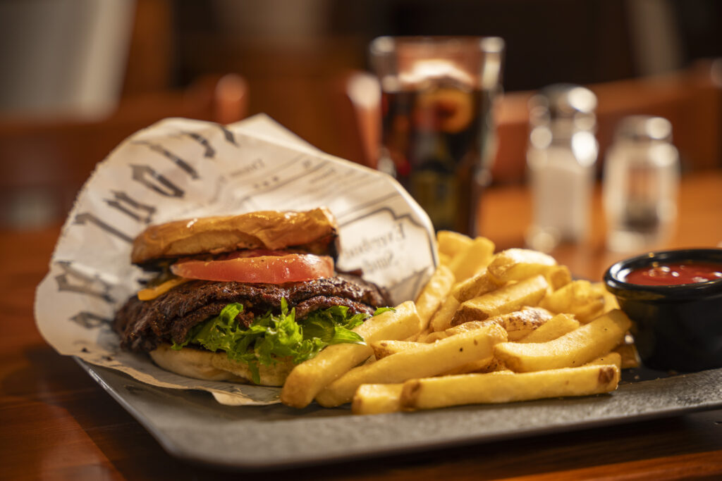 Burgeri ja ranskalaiset lautasella