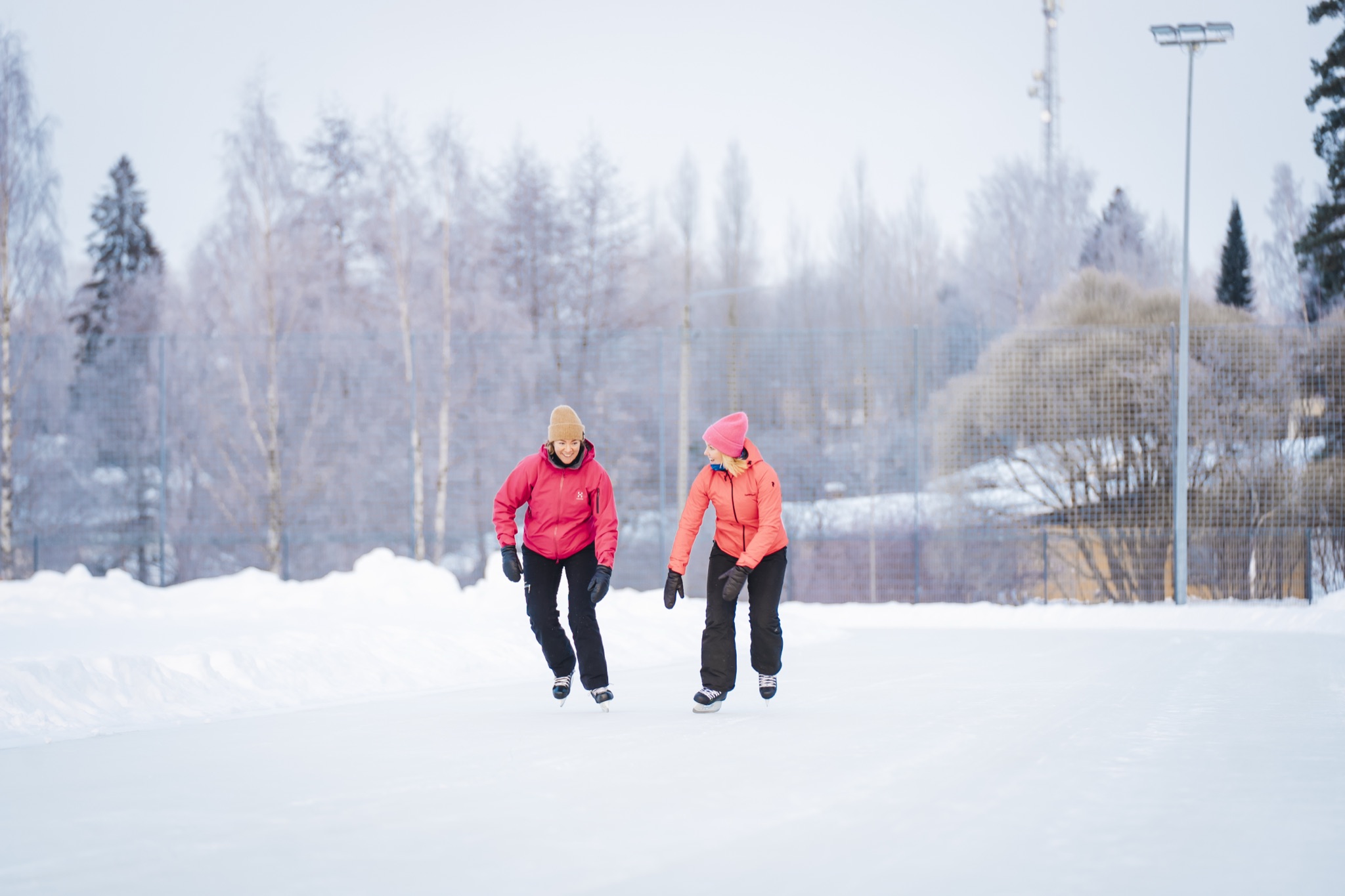 Luistelijoita jäähallin kaukalossa.