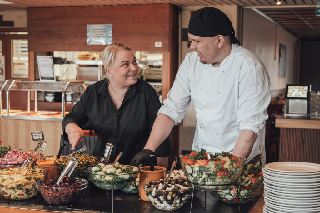 Kokit laittamassa salaattipöytää