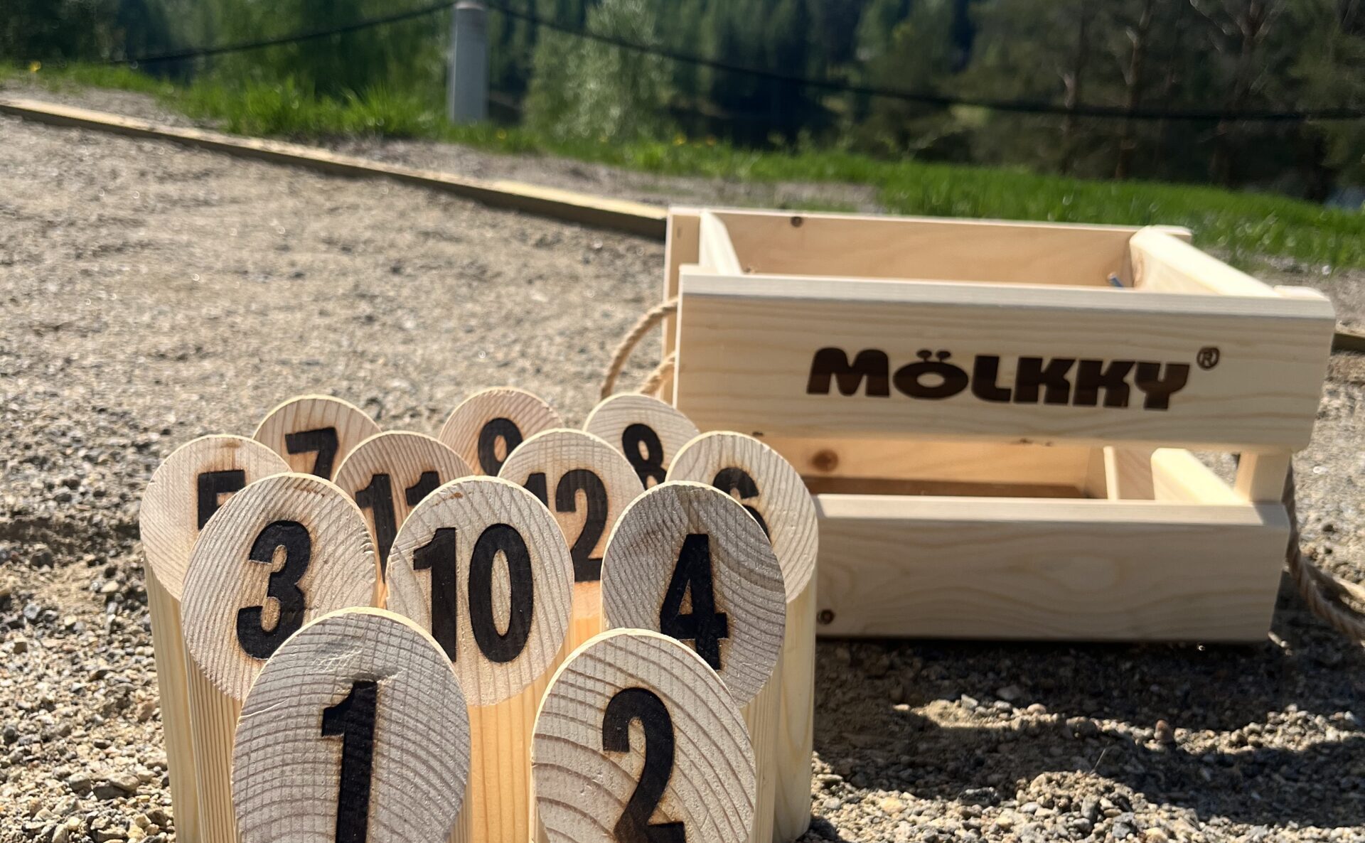 mölkkypeli heikkakentällä