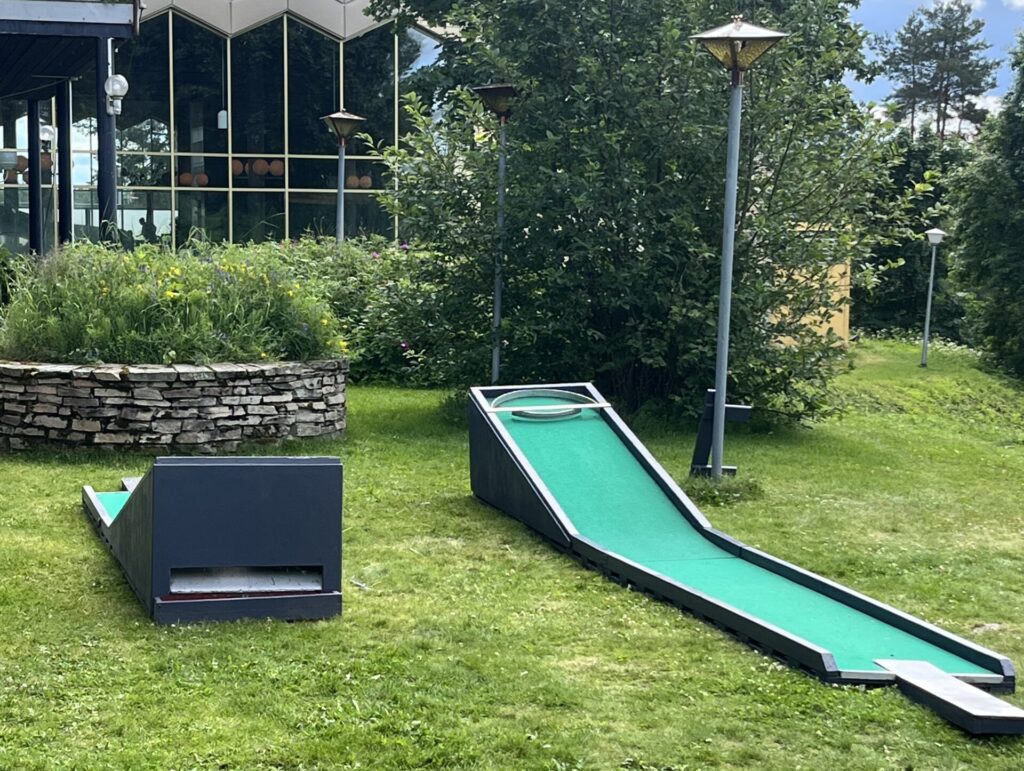 Kaksi minigolf rataa nurmikolla