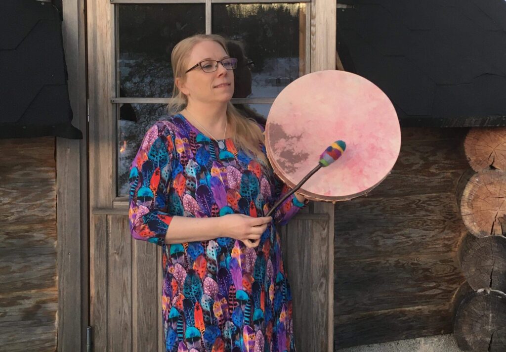 nainen rummun kanssa