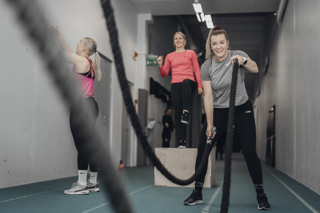Kolme naista urheilemassa, etualalla köysillä, takana boxilla ja reunassa pallon heittoa
